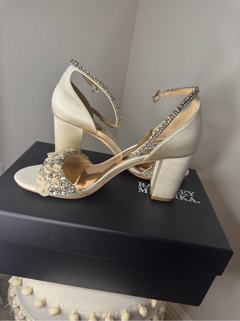 * New In Box * Badgley Mischka Finesse Satin Pumps w/ Crystals Size 7.5 - Picture 6 of 16